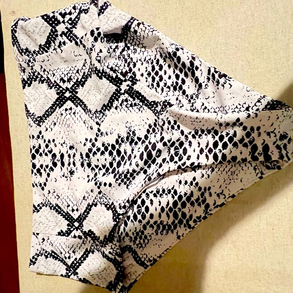 2 piece bikini white and black size XL